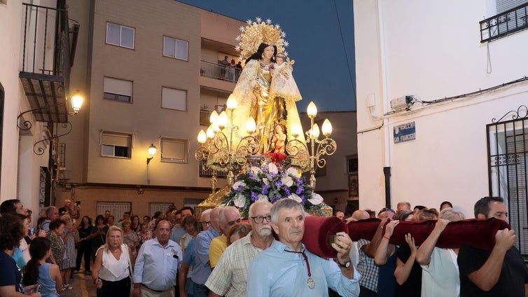 La imagen peregrina de la Virgen de los Desamparados visita La Pobla del Duc