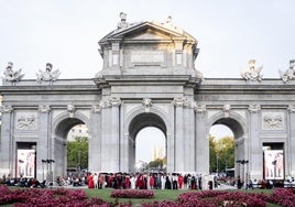 La Puerta de Alcalá se pone más guapa para el inicio de la Semana de la Moda de Madrid