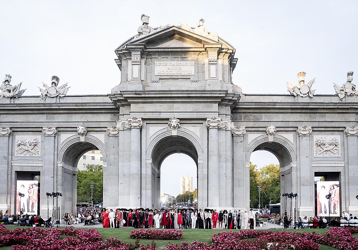 Madrid es Moda abre la Semana de la Moda de Madrid con un desfile en la Puerta de Alcalá