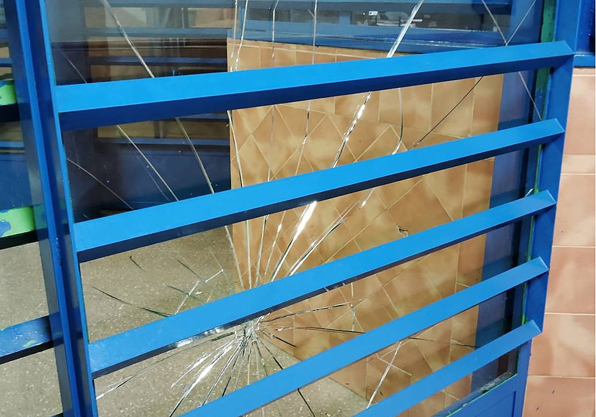 Estado en el que quedó el cristal de seguridad de la prisión tras un altercado