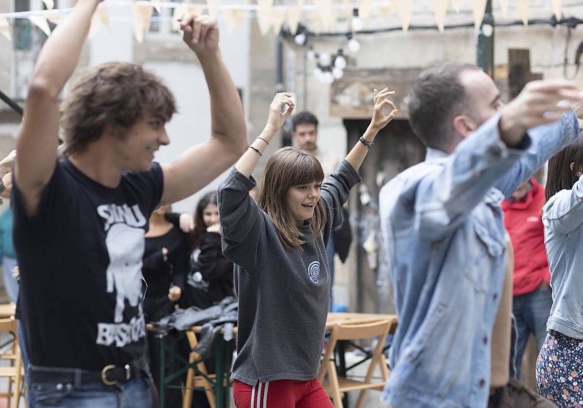 Mitch Robles (Nuno, izq.) y Llúcia García (Marina), el jueves, durante el rodaje en Vigo