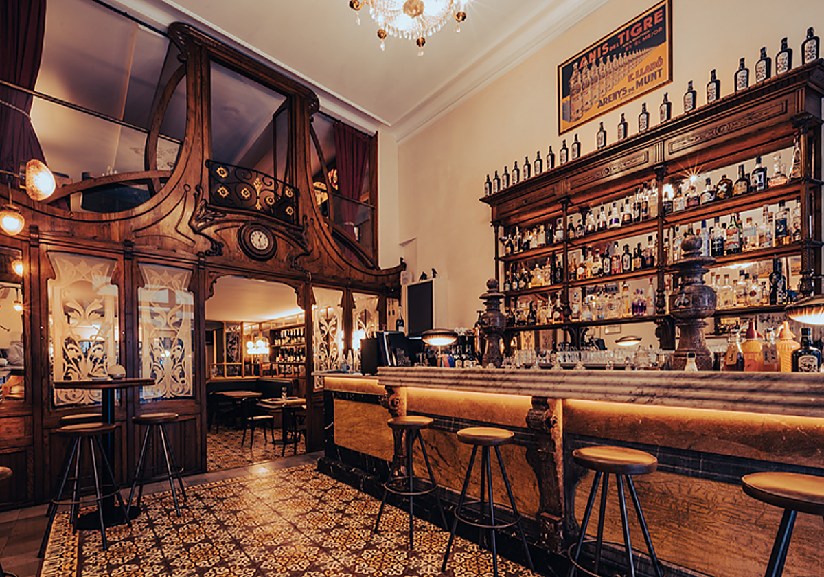 En el interior de Muy Buenas destaca una elegante mampara de madera con cristales grabados en ácido, presidida por un reloj que parece detenido en el tiempo