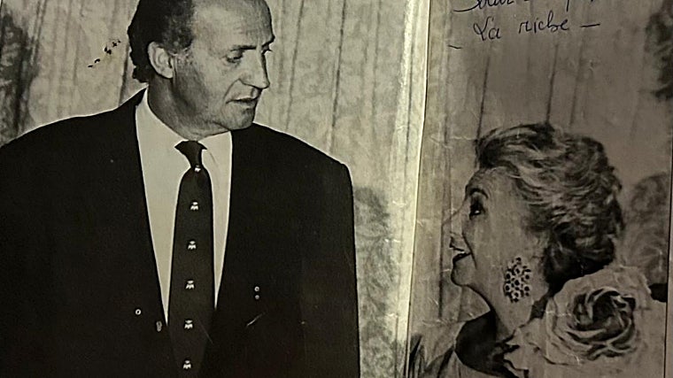 Su hija María del Mar, junto a Juan Carlos I, en fotografía publicada por la desaparecida revista Época en 1992