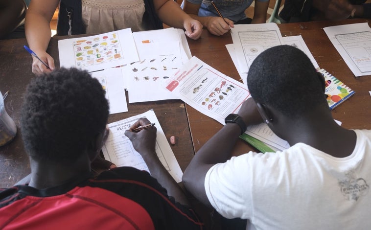 Imagen principal - En el centro aprenden español, van al instituto, se forman para trabajar en un oficio y aprender valores para estar en la sociedad que les rodea. 