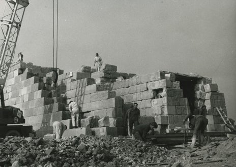 Imagen secundaria 1 - Arriba, el templo de Debod en su ubicación en Egipto. Abajo, dos momentos del montaje del Templo en Madrid