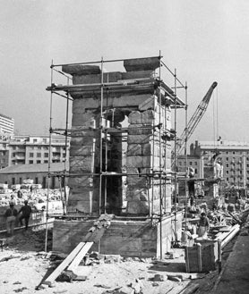 Imagen secundaria 2 - Arriba, el templo de Debod en su ubicación en Egipto. Abajo, dos momentos del montaje del Templo en Madrid