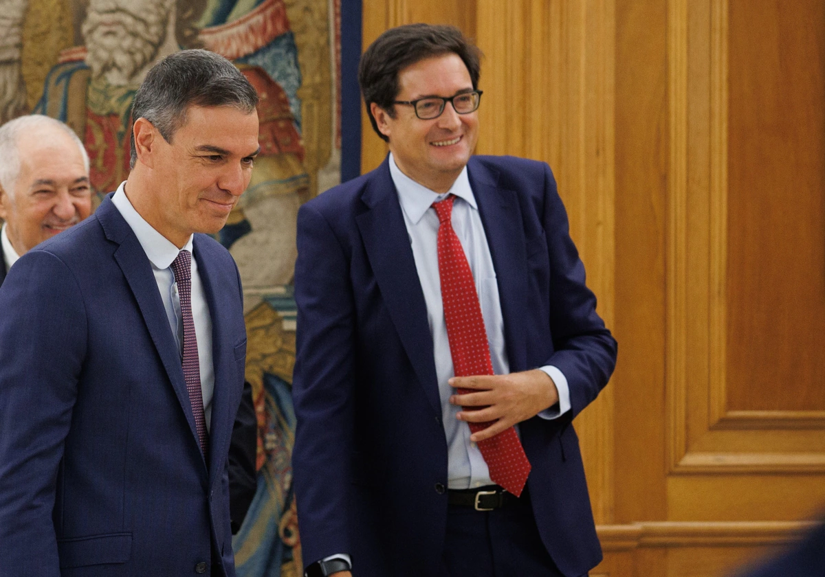 Pedro Sánchez acompaña a Óscar López durante su toma de posesión como ministro para la Transformación Digital y de la Función Pública el pasado 6 de septiembre