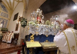 El obispo de Córdoba, ante la Fuensanta: «Pido por todos los pobres de nuestra ciudad»