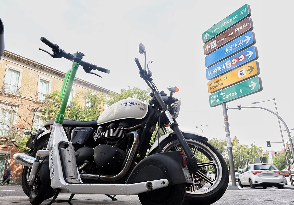 Un patinete eléctrico de alquiler, aparcado en el centro en octubre de 2022