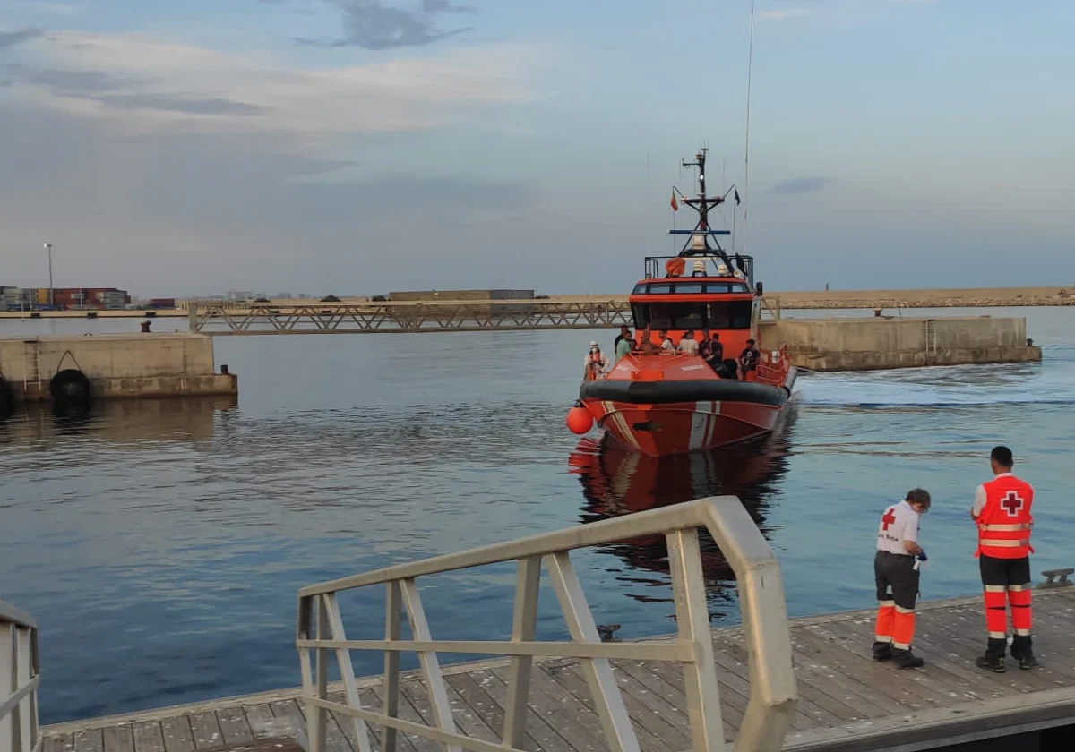 Personal de Cruz Roja y un barco de Salvamento Marítimo en el puerto de Alicante