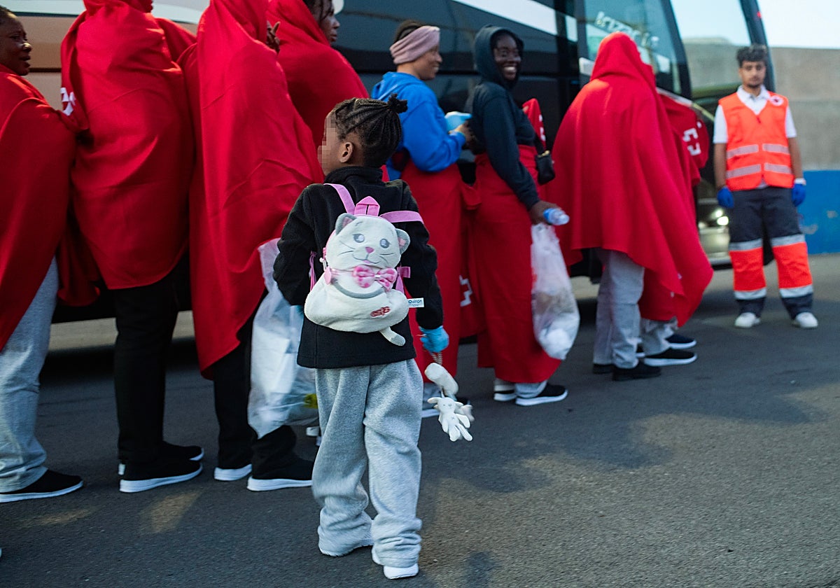 58 subsaharianos rescatados de una embarcación neumática son trasladados desde al muelle de Gran Tarajal, en Fuerteventura
