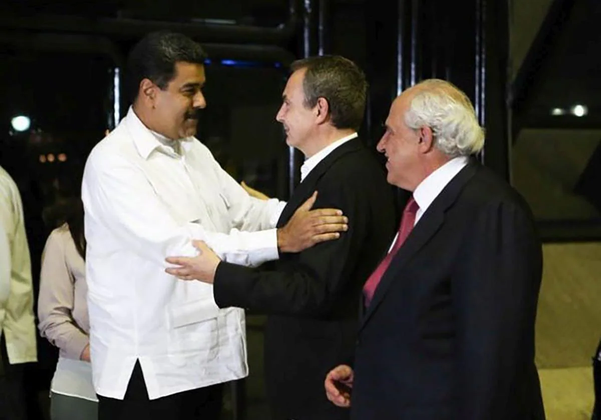 Maduro y Zapatero se saludan en el Palacio de Miraflores en una imagen de archivo