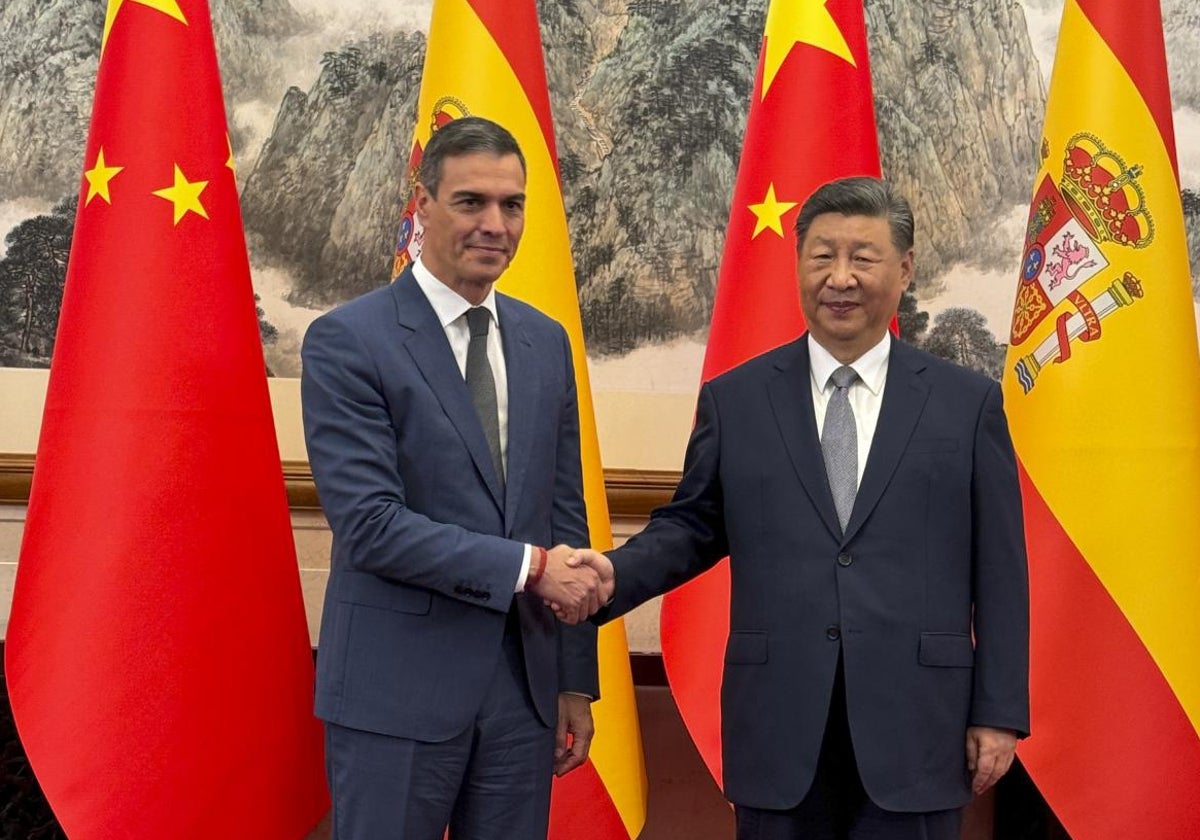 El presidente del Gobierno, Pedro Sánchez, junto al presidente de la Republica Popular China, Xi Jinping