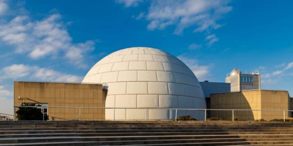 20 telescopios para ver la luna en el planetario