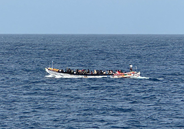 Recuperados nueve cuerpos en el naufragio de un cayuco que se dirigía a Canarias con 200 personas a bordo