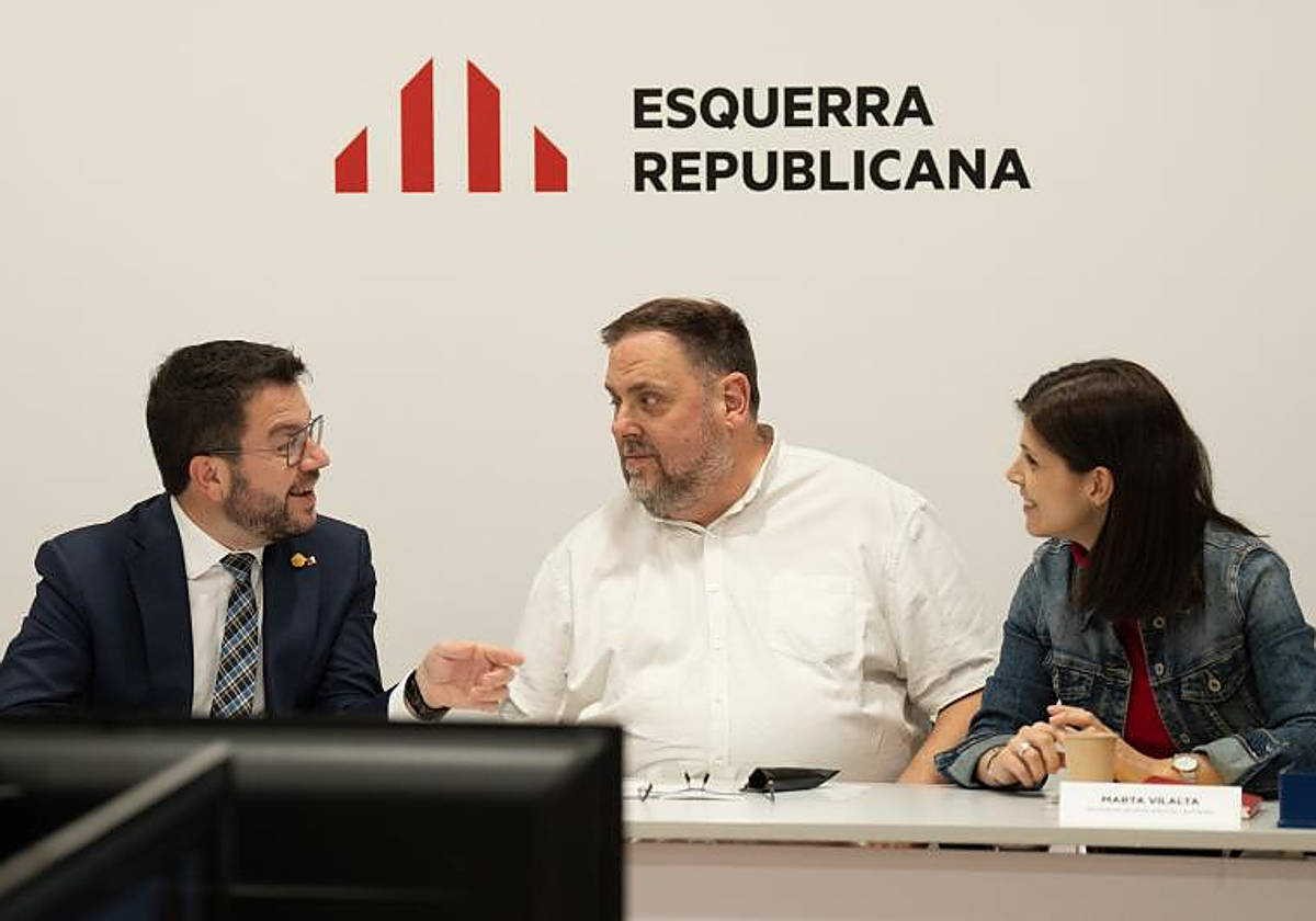 Pere Aragonès. Oriol Junqueras y Marta Vilalta, miembros de la dirección de ERC, en una reunión en 2022