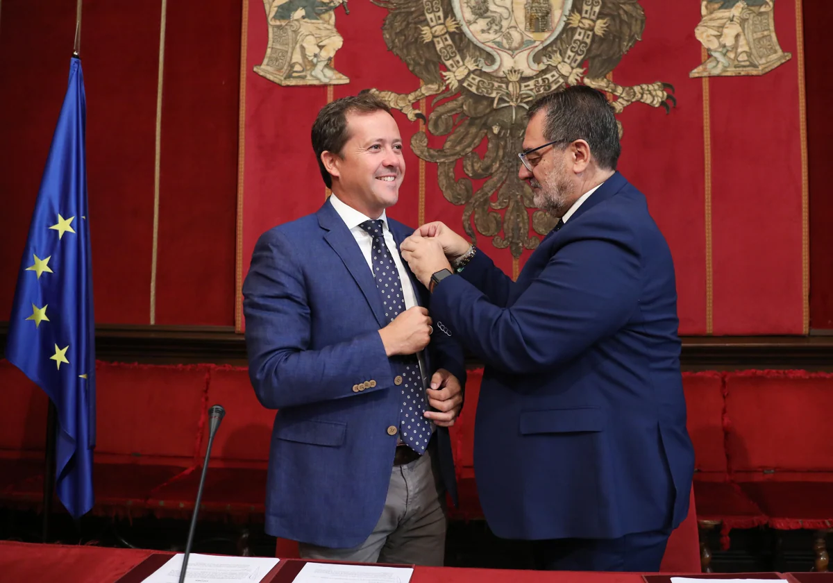 Velázquez este lunes junto a Fernando Jou en la Sala Capitular del Ayuntamiento de Toledo