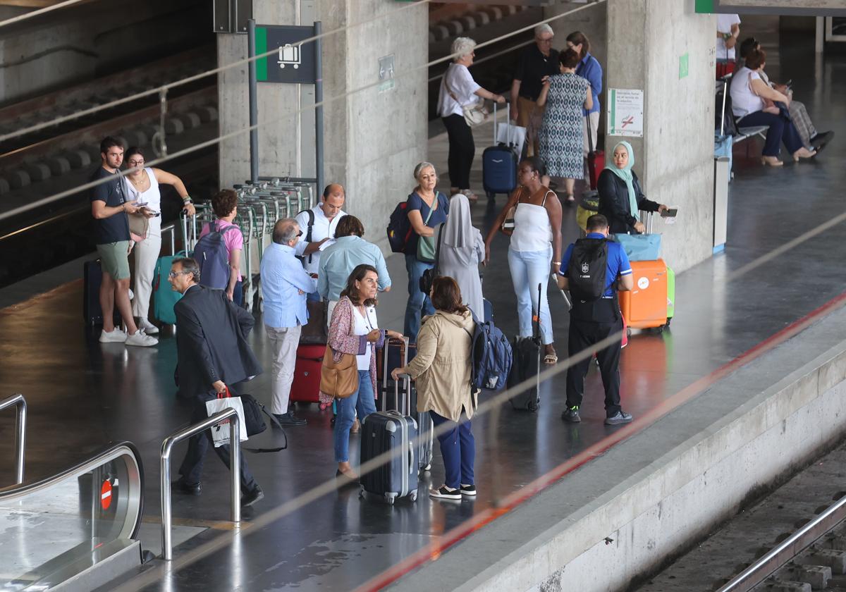 Un grupo de personas aguarda para subir a su trene en la estación de Córdoba