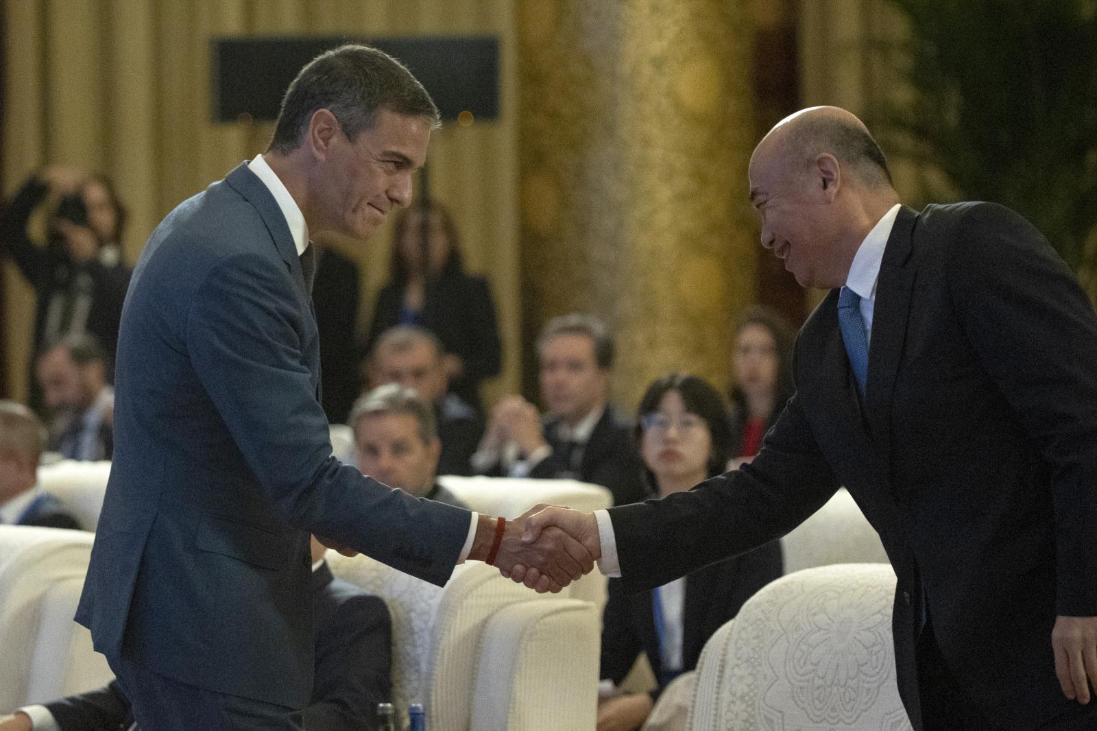 Pedro Sánchez saluda al vicepresidente chino Liu Guozhong en el IX Foro España China. En vídeo, declaraciones del presidente Sánchez en su viaje oficial a China.