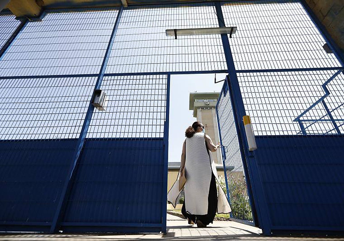 Una mujer en una imagen de archivo entrando al centro penitenciario de Alcolea en Córdoba