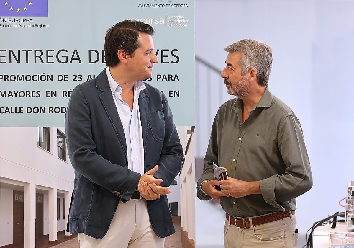 El alcalde y el nuevo edil de Presidencia charlan en un acto la pasada semana