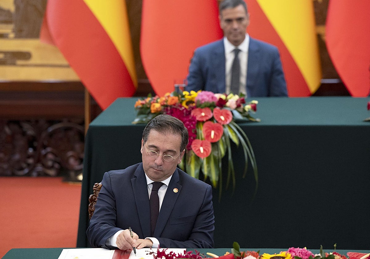 El ministro de Asuntos Exteriores, José Manuel Albares, y Pedro Sánchez, ayer, en China