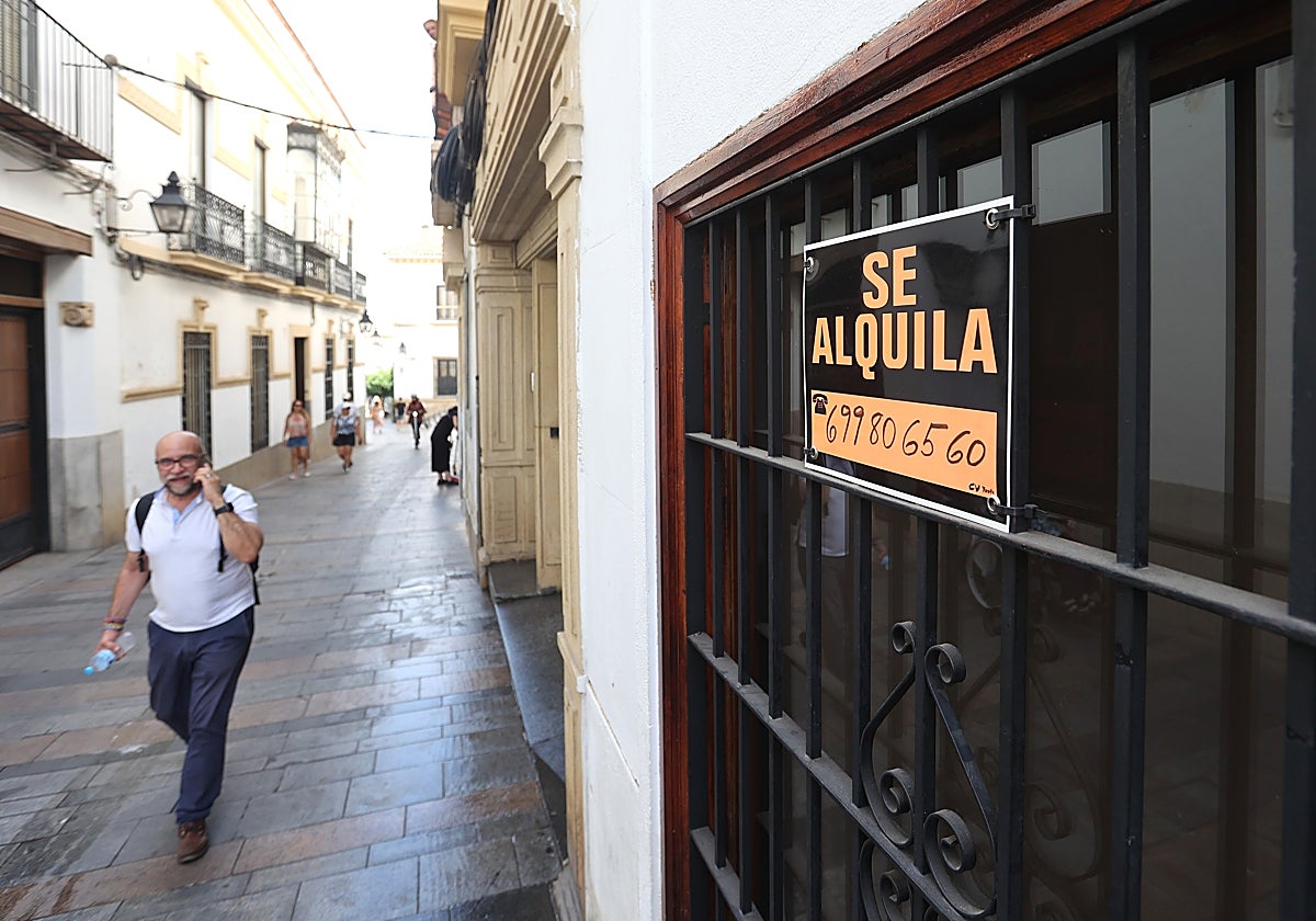 Cartel de alquiler en una vivienda de Córdoba
