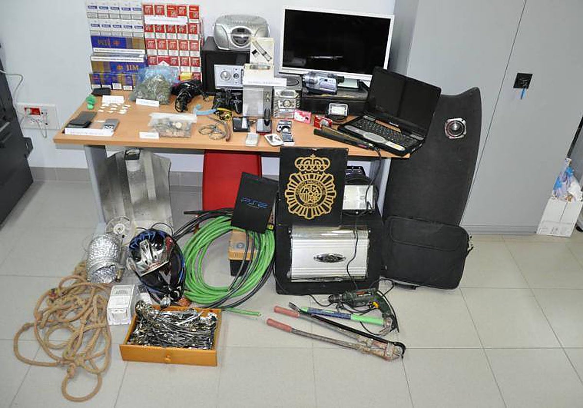 Objetos recuperados por la Policía Nacional en la comisaría de Cabra en una imagen de archivo