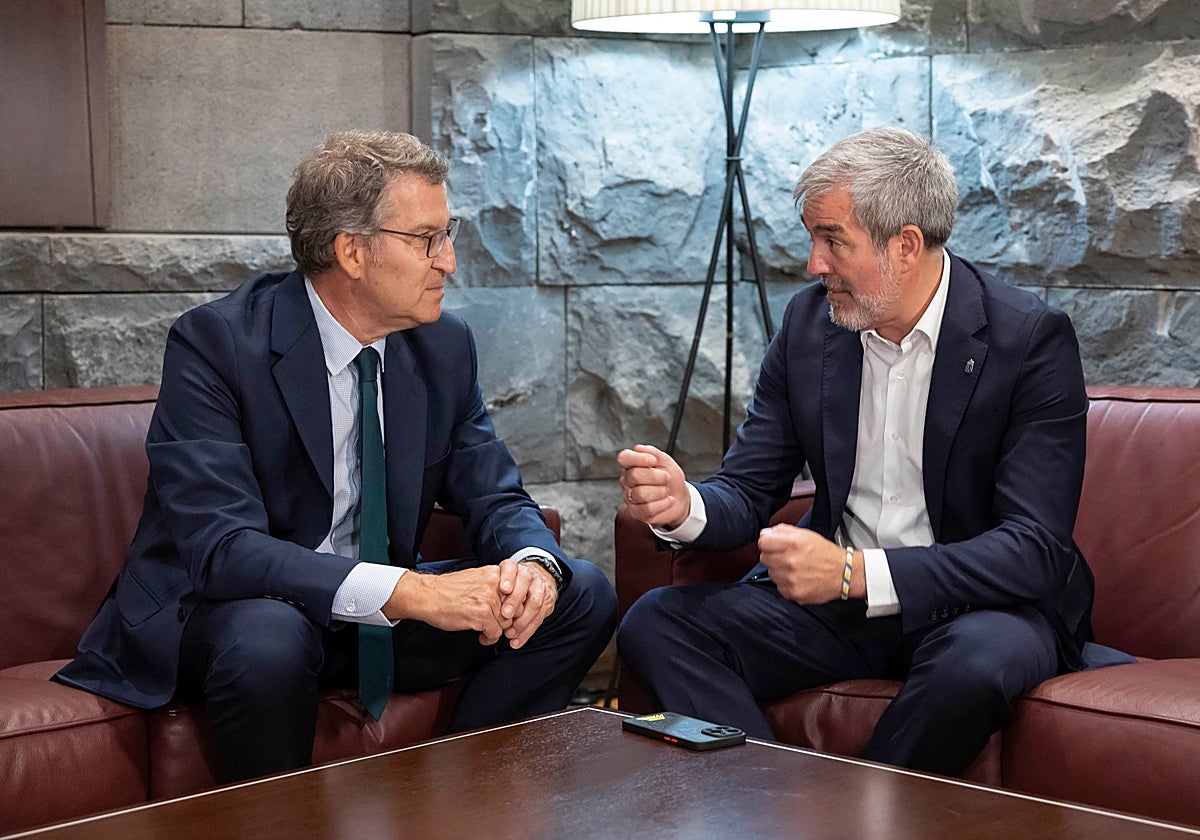 El presidente del PP Alberto Núñez Feijóo (i), junto al presidente de Canarias, Fernando Clavijo (d), durante la reunión