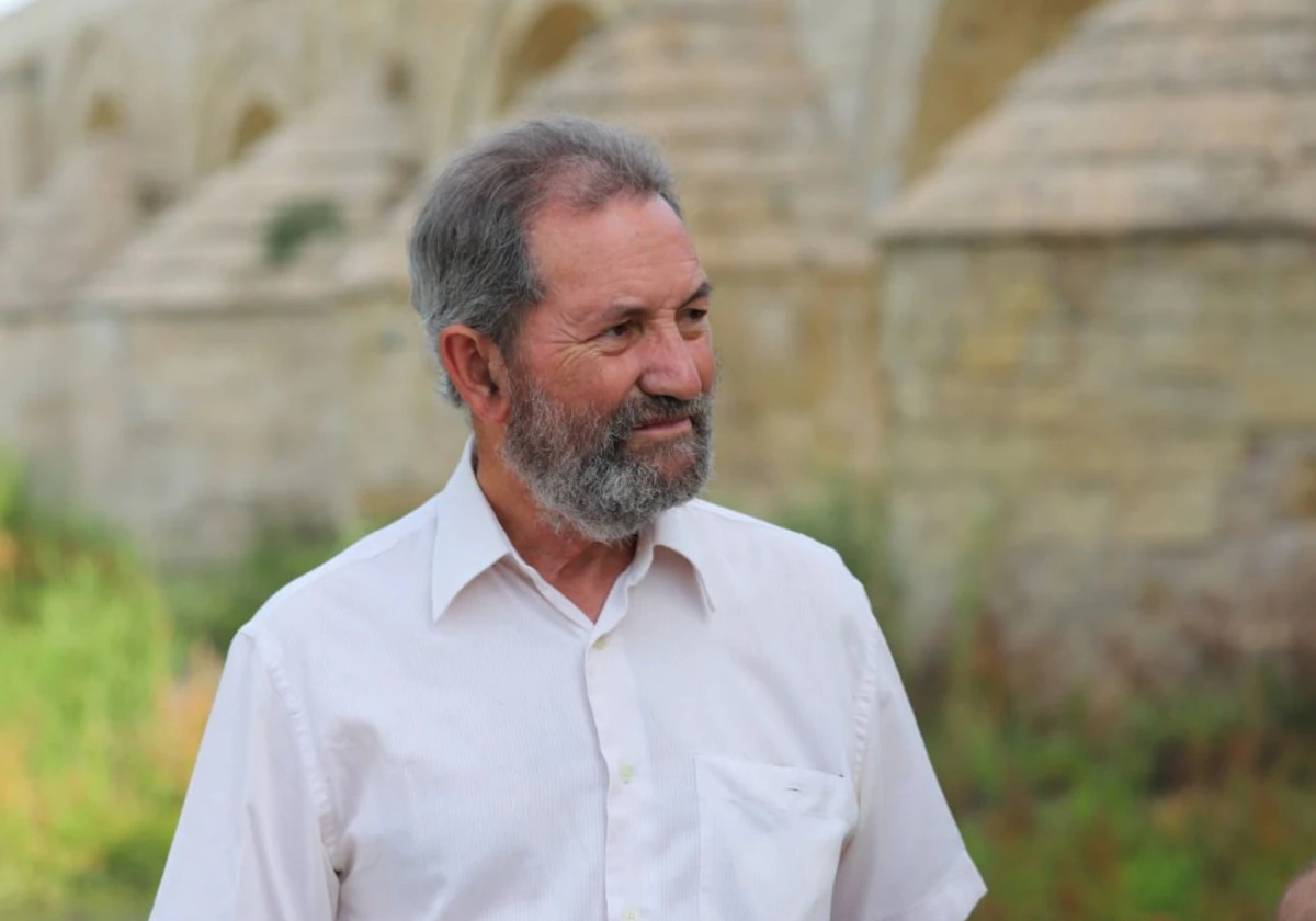 José Larios en una foto reciente junto al Puente Romano de Córdoba