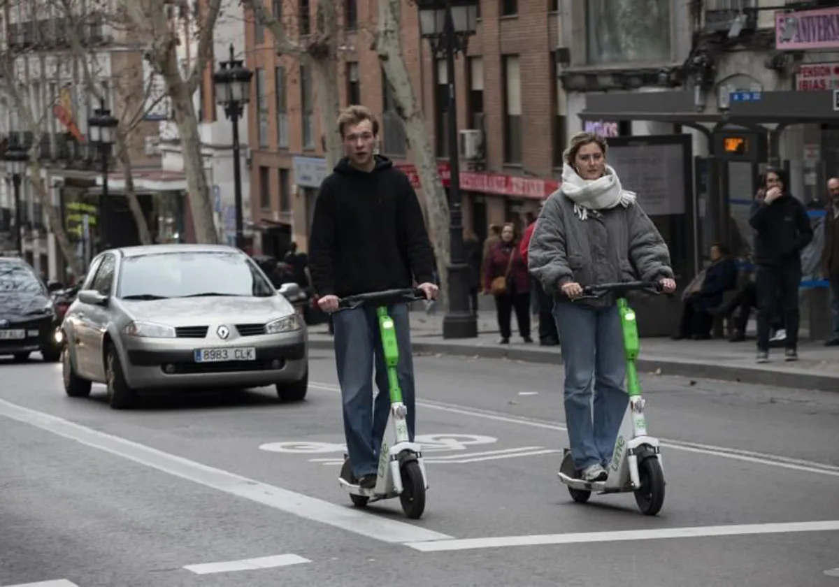 Usuarios del patinete por el centro de Madrid