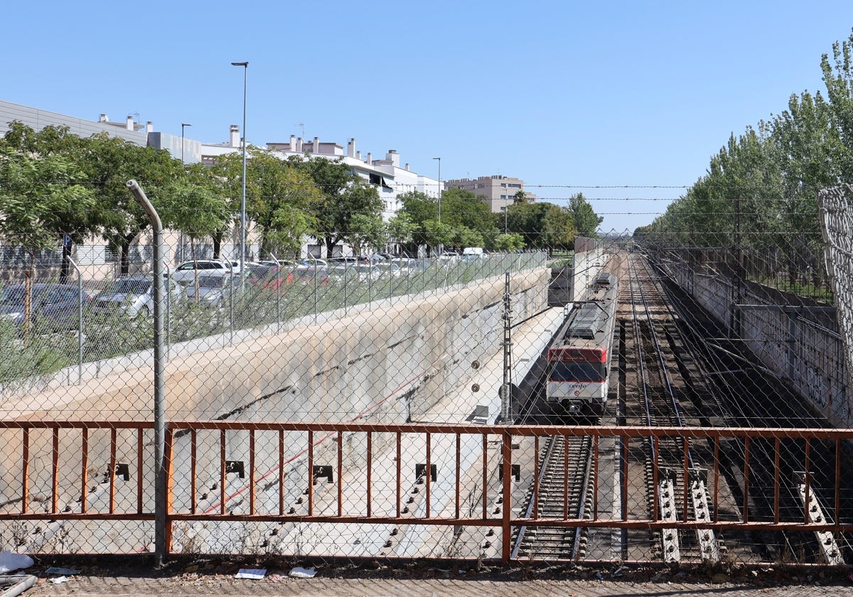 Un tren de media distancia pasa por el punto elegido para el apeadero de la avenida de la Igualdad en Córdoba