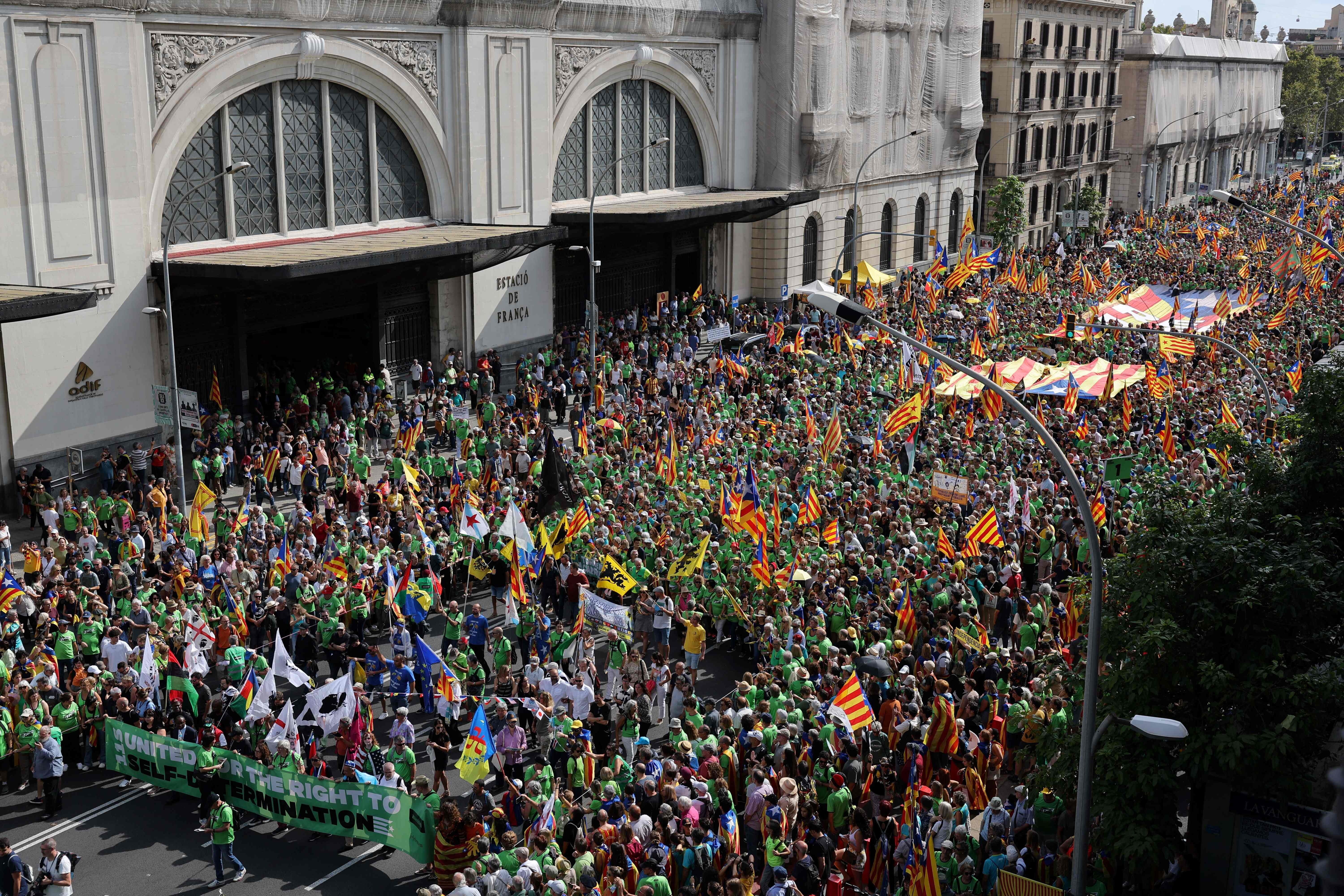 Manifestación de la Diada 2024 en Barcelona a la altura de la Estación de Francia.