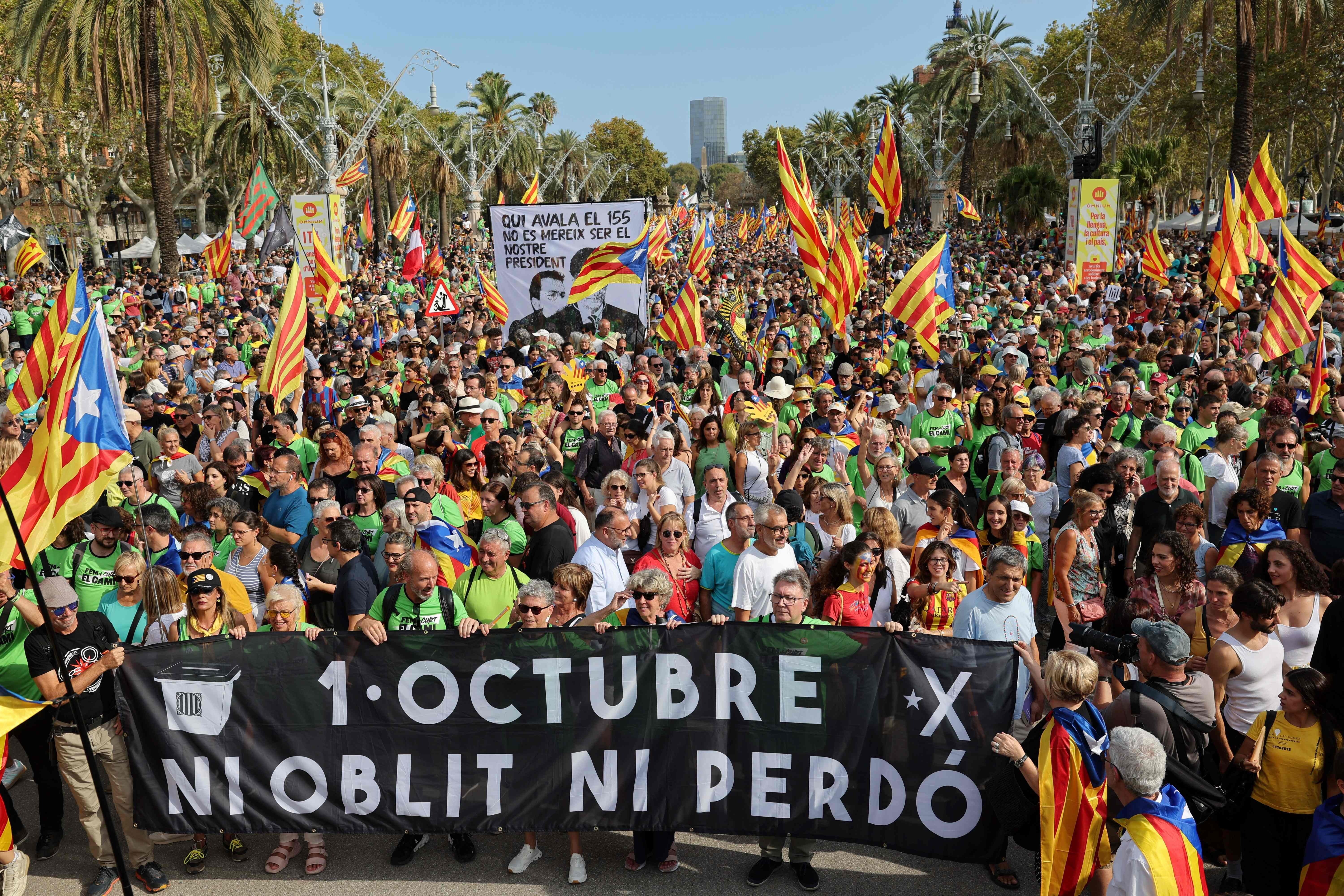 Pancarta con el lema '1  de octubre, ni olvido ni perdón', en la manifestación de la Diada en Barcelona.