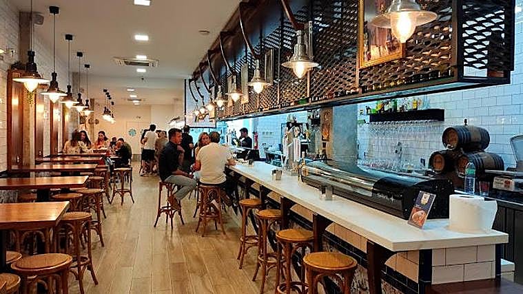 La Peregrina es la clásica marisquería de barrio en pleno centro de Málaga