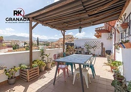 Con vistas a Sierra Nevada y a 20 minutos del centro de Granada: así es el ático en venta por menos de 180.000 euros