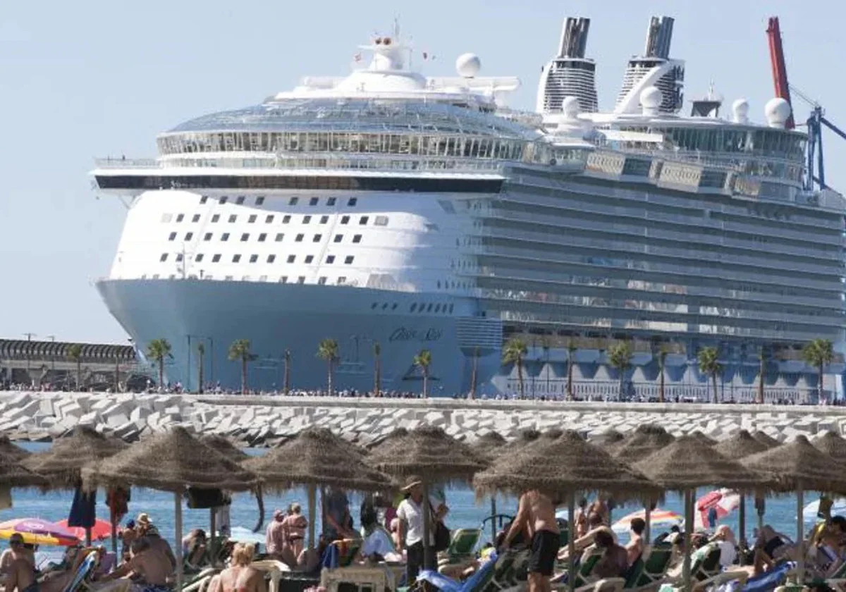 Un crucero atracado en el Puerto de Málaga