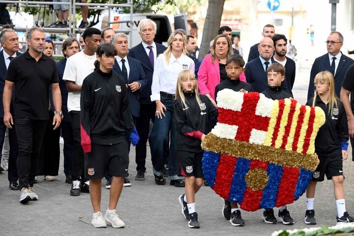 Rafael Yuste, vicepresidente del F.C. Barcelona, el entrenador alemán Hans-Dieter Flick, los jugadores de la primera plantilla tanto masculina como femenina, Alex Balde y Alexia Putellas, y el presidente Joan Laporta han acudido también a la ofrenda floral