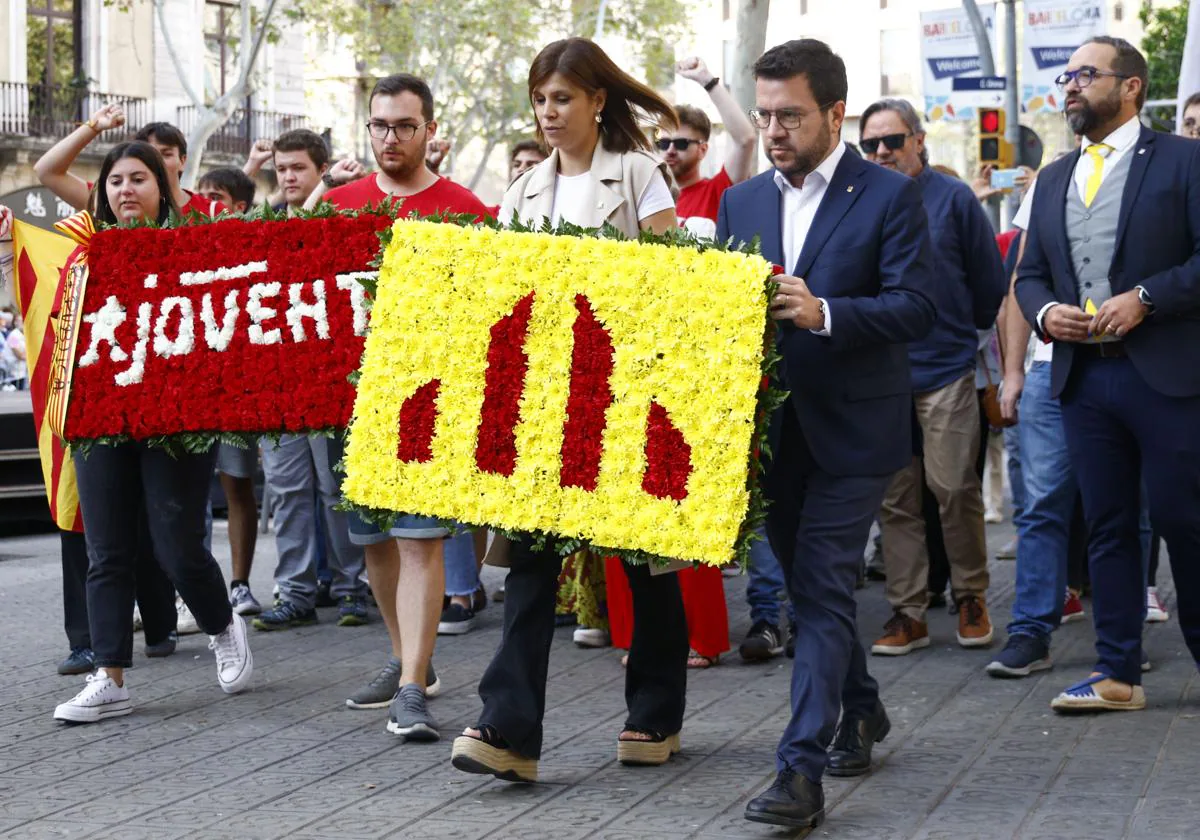 El expresidente de la Generalitat, Pere Aragonès, y la portavoz de ERC, Marta Vilalta, durante la ofrenda floral de la Diada. En el vídeo, Salvador Illa participa en la ofrenda floral al monumento a Rafael Casanova.,