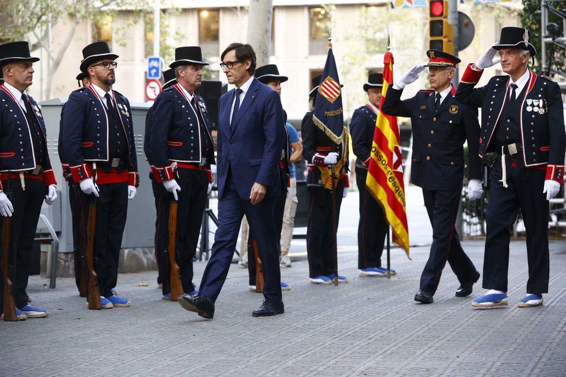 El presidente de la Generalitat, Salvador Illa, ha pasado revista a los Mossos d'Esquadra