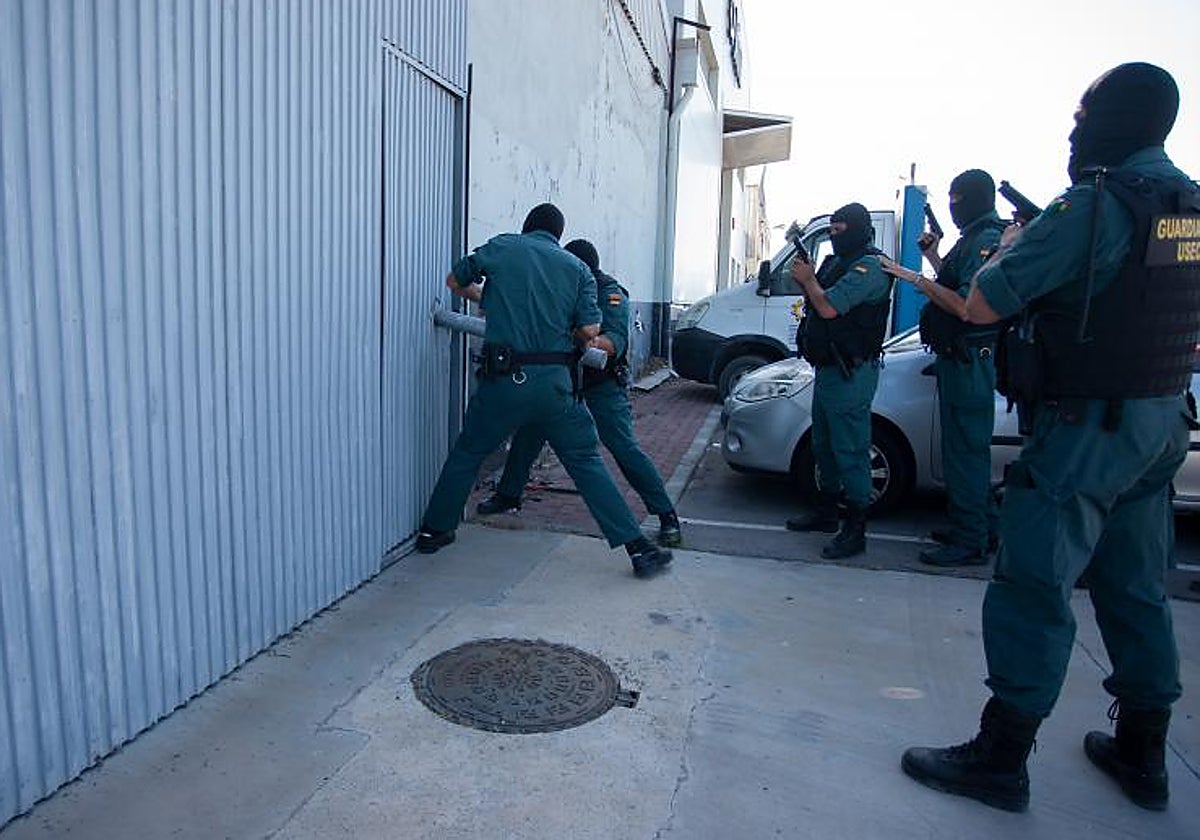 Guardias civiles, en un registro contra el narcotráfico en el Campo de Gibraltar