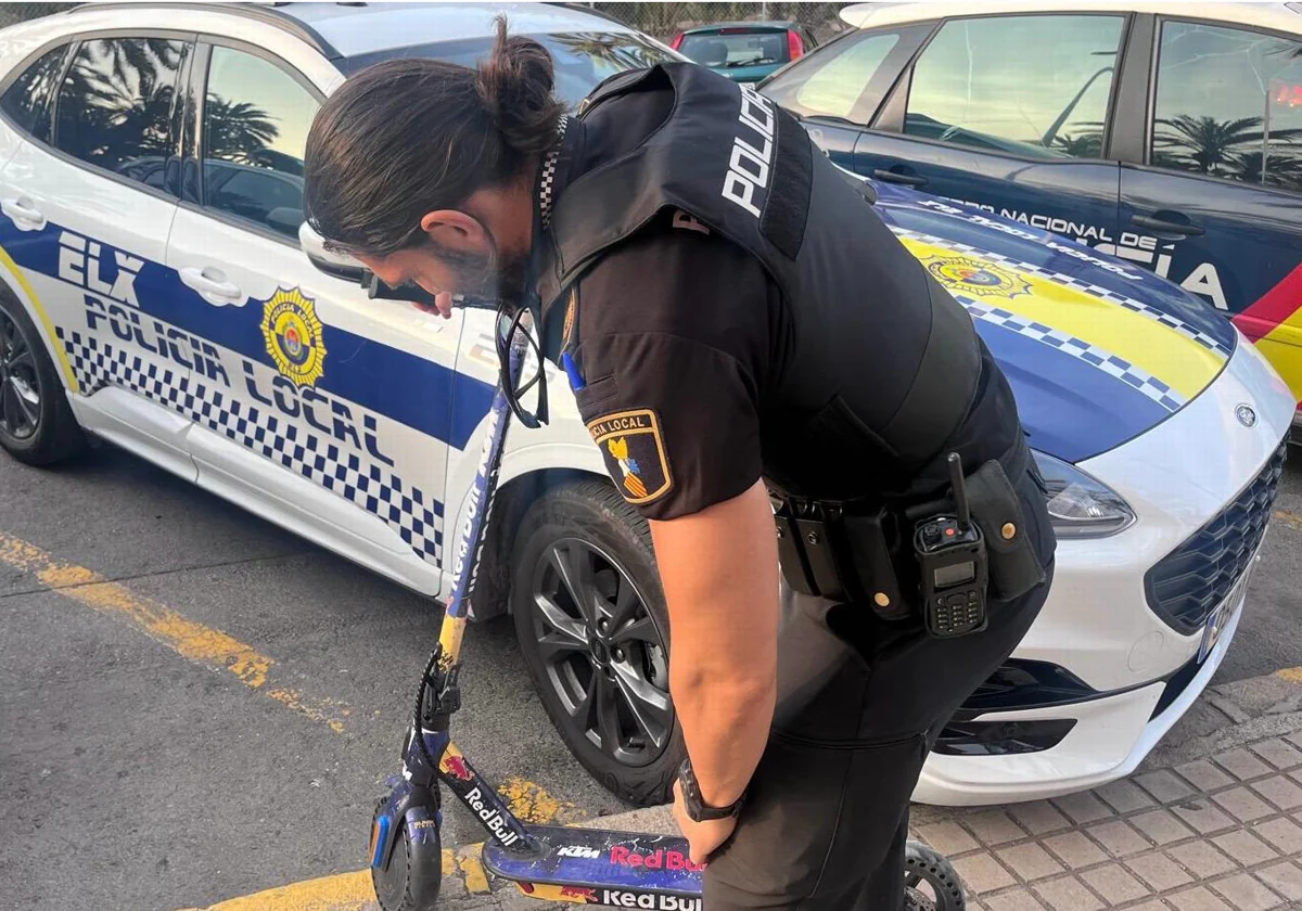 Un agente recupera un patinete eléctrico robado, en una imagen difundida por la Policía Local de Elche en sus redes