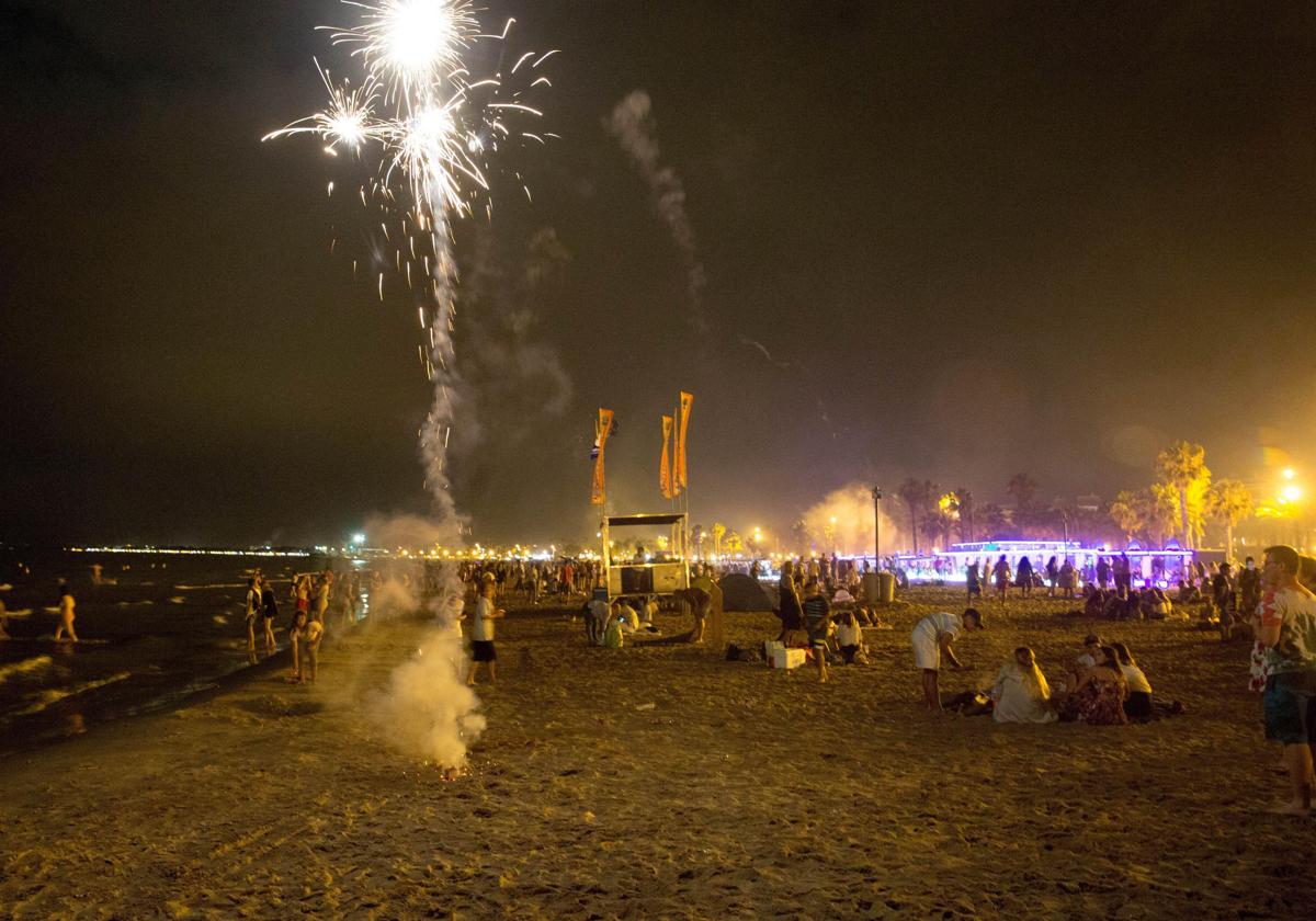 Imagen de archivo de una noche de verano en la localidad de Salou, Tarragona