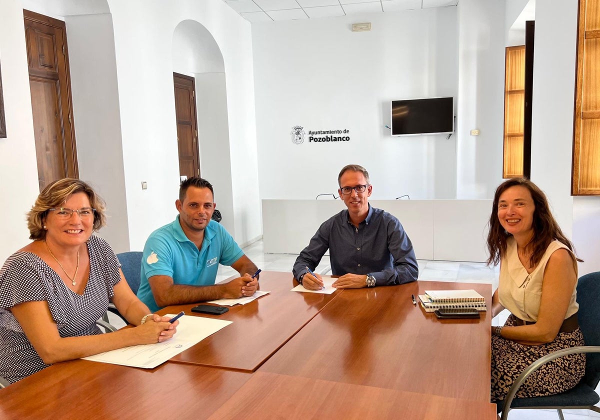 El regidor de la localidad del Norte de la provincia, en el centro de ala imagen