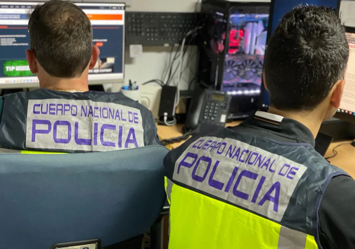 Agentes de la unidad contra la ciberdelincuencia de la Policía Nacional en una imagen de archivo