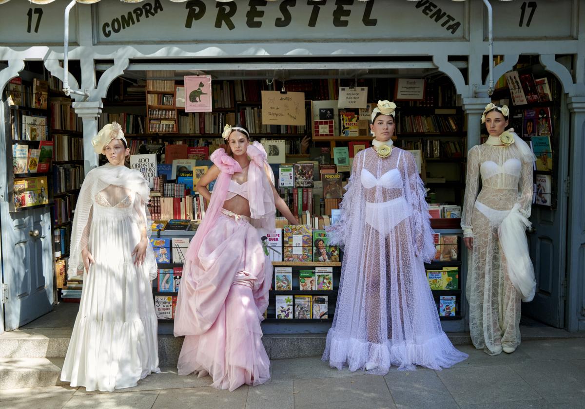 Desfile de María Lafuente en la Feria de Libros de la Cuesta de Moyano