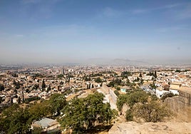 Granada corta al tráfico los fines de semana dos de sus arterias principales para reducir la contaminación e impulsar la movilidad