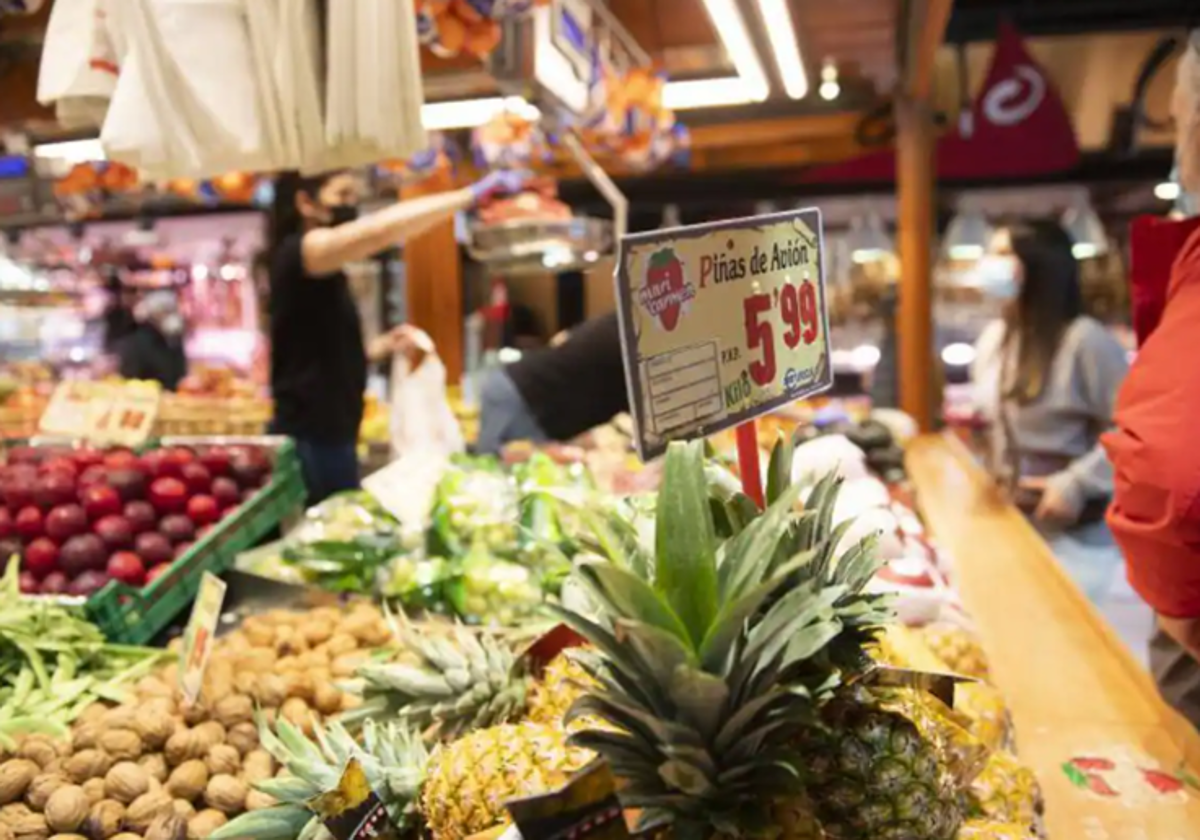 Cartel de precios en la fruta en un supermercado en España en foto de archivo