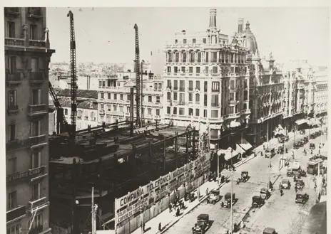 Imagen secundaria 1 - Arriba, el anuncio de inicio de las obras del edificio de Telefónica, que se inauguró en 1930. Abajo, el desarrollo de las mismas. A la derecha, varias telefonistas trabajando en la sede