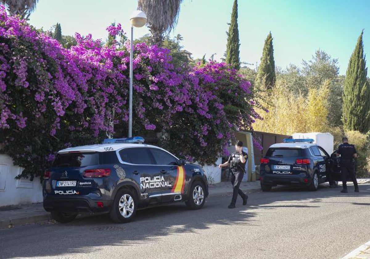 Agentes de la Policía Nacional en una de las calles de El Brillante en la capital cordobesa